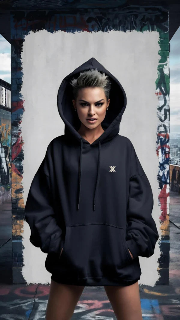 Blondes Model mit schwarzem Premium Hoodie von xxcessiveblack mit Logo